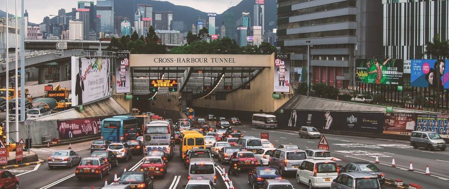深圳福田区益田路早高峰拥堵场景，多辆新能源汽车在红绿灯前排队等候，展示城区低速工况下新能源车的使用环境
